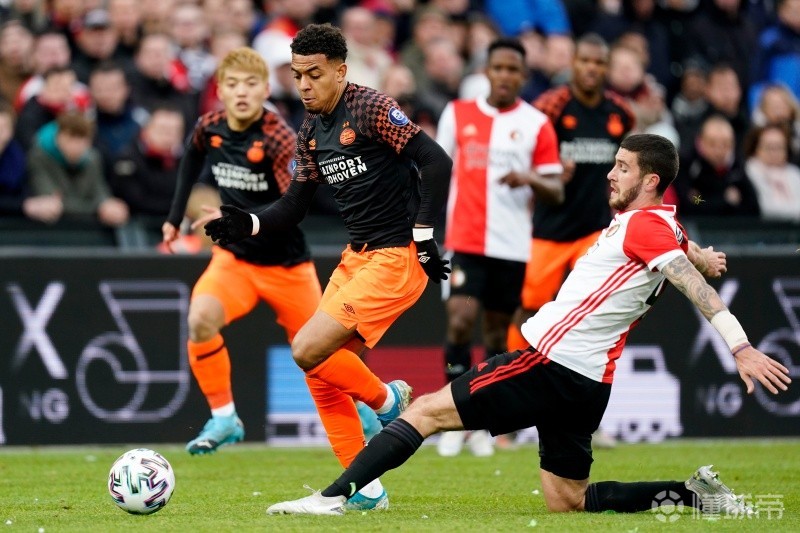 关键时刻瓦伦西亚备战荷甲，主帅复盘细节曝光，管理层满意，更衣室氛围转暖 